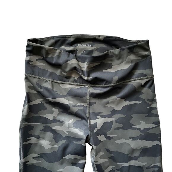 ATHLETA Ultimate 7/8 Tight Camo Size Medium - Picture 5 of 8